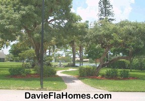 Lakefront park at Whispering Pines in Davie FL