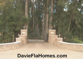 Entrance to 99 Pines in Davie Florida