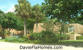 Woodvale townhouses in Davie Florida